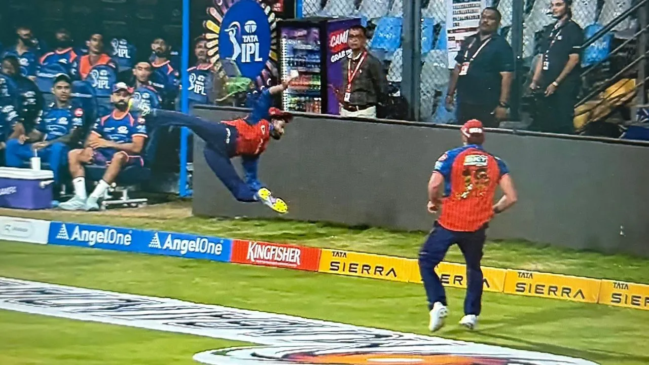 Shreyas Iyer and Xavier Bartlett combined to take a brilliant catch to dismiss Hardik Pandya in MI vs PBKS match
